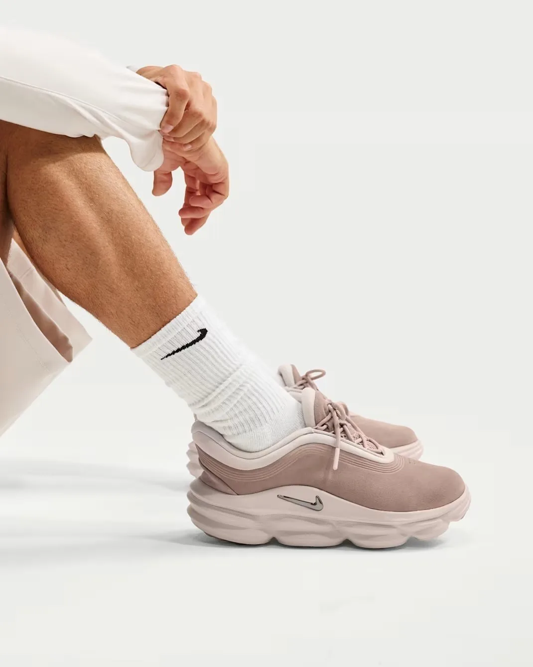 ⚡️ Nike представила кроссовки 24.7 — модель создана специально для отдыха и восстановле...