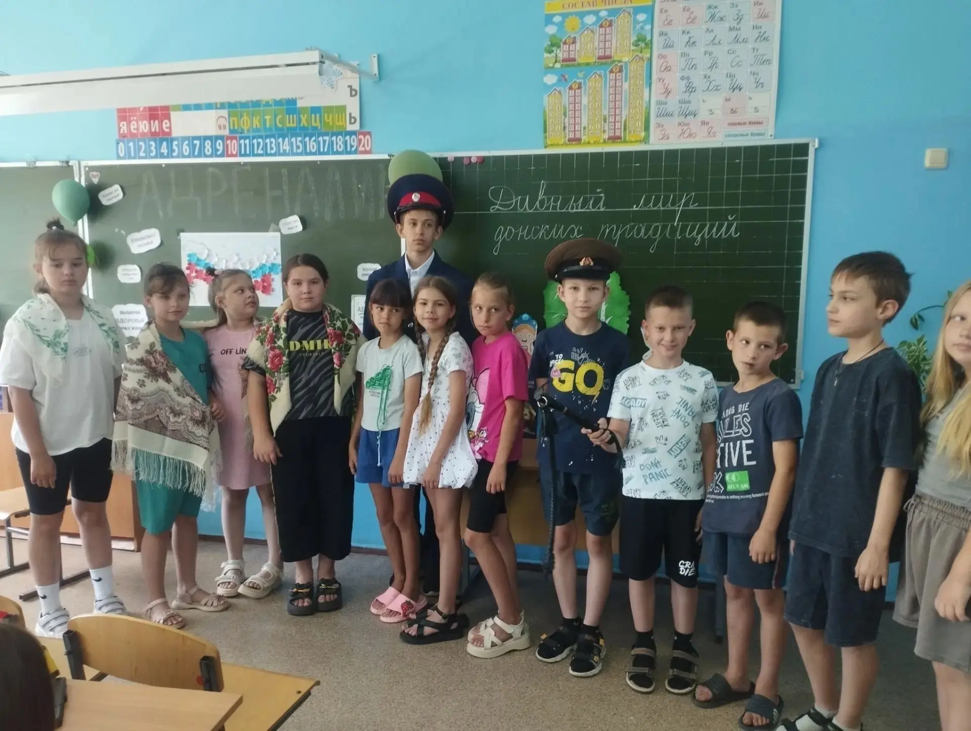 25 июня в отряде "Адреналин" прошла краеведческая беседа "Дивный мир донских традиций". Ребятам расс