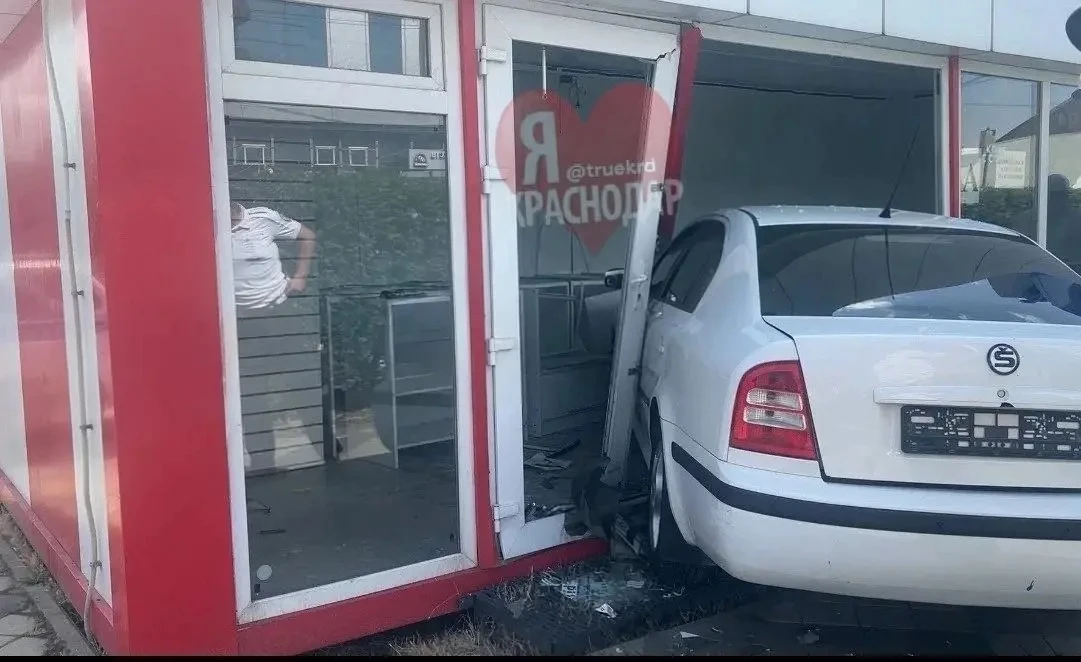 🌀😳Легковушка протаранила магазин на Тургенева в Краснодаре