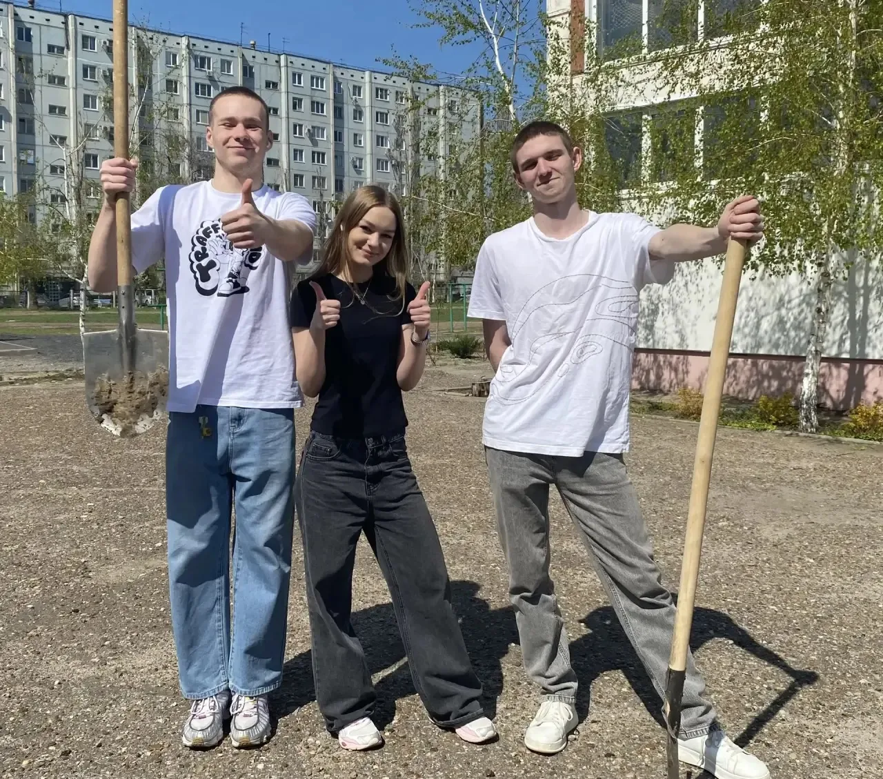 🌱 Благоустройство школьного двора: вклад наших учеников! 🌱  Сегодня на территории школы прошла масшт