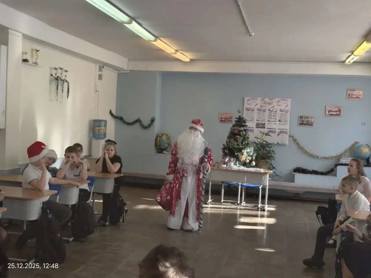 🎄✨ В нашей школе активно готовятся к встрече Нового года! ✨🎄  Для учеников 4 Б класса была организов