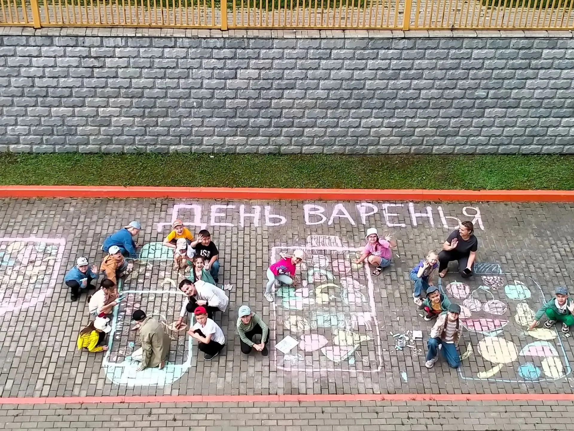 День 11. День варенья! 🫐🍯
Сегодня в нашем лагере «Десяточка» было особенно сладко, тепло и уютно —