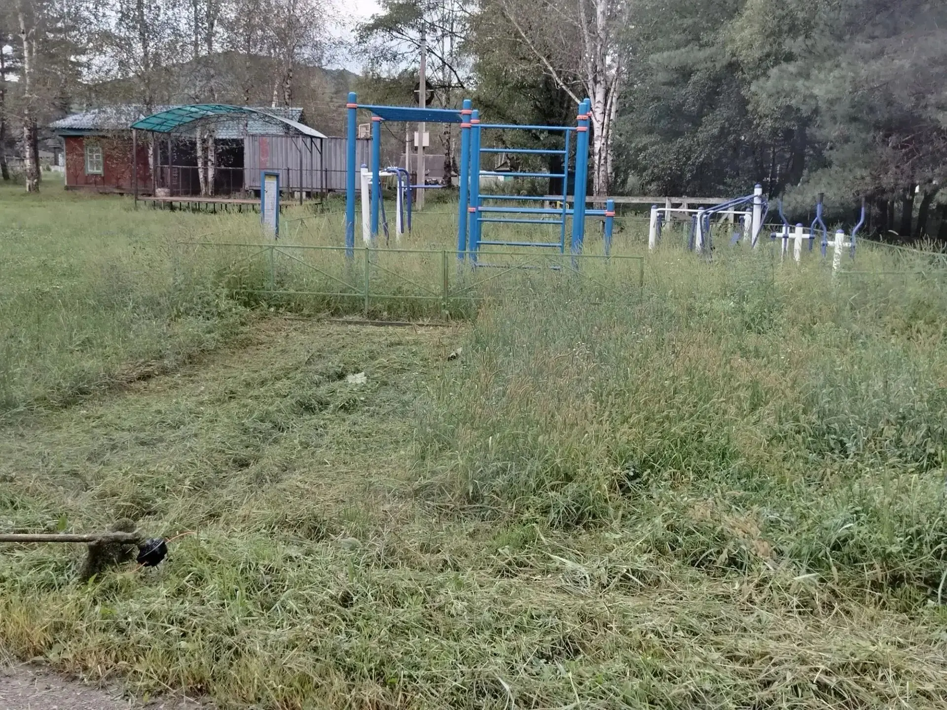 🌱Продолжается обкос общественных территорий в селе Любитовка.