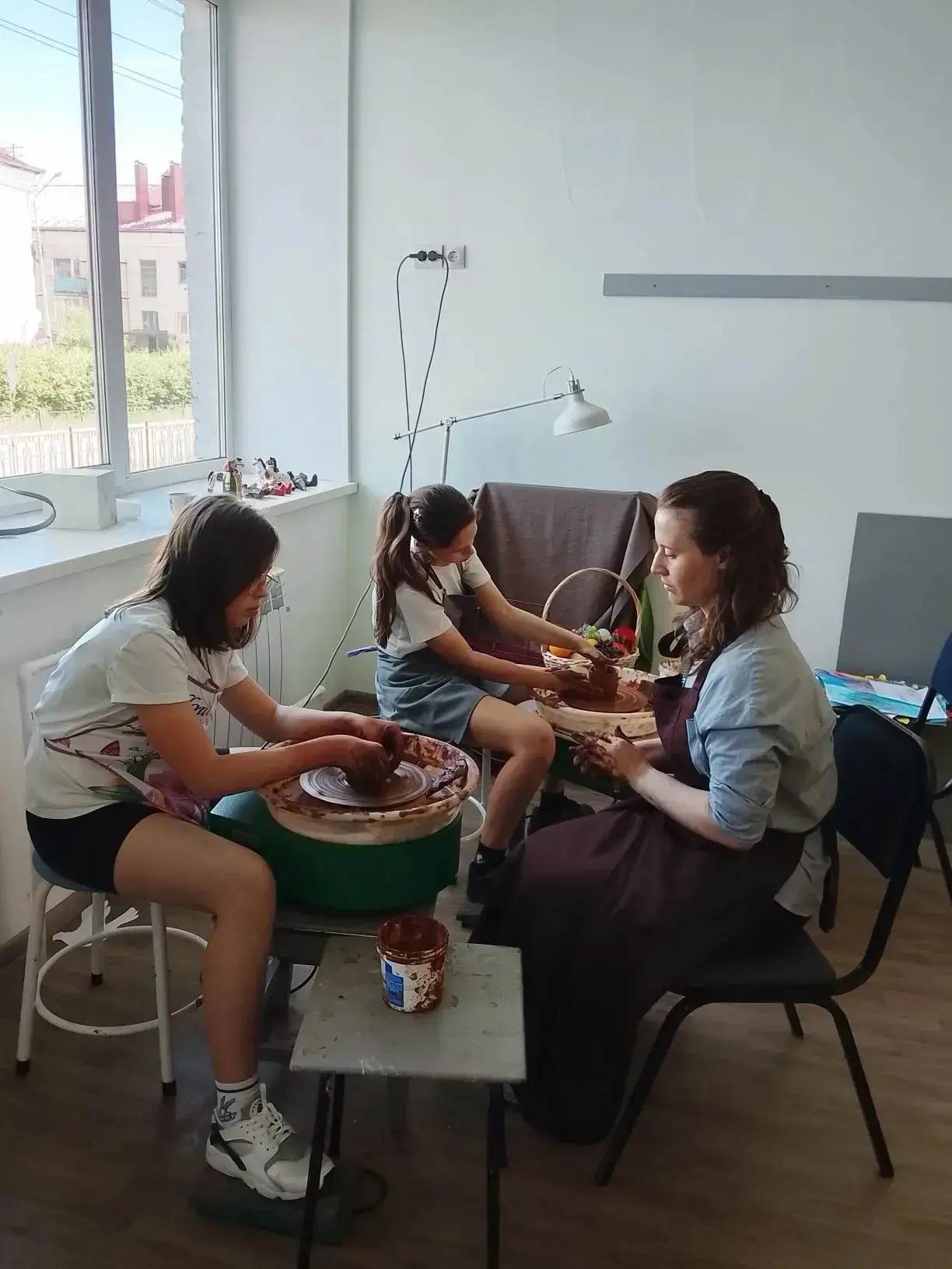 Закрепляем навыки работы на гончарном круге с учениками 2 и 3 классов. На занятии прово...