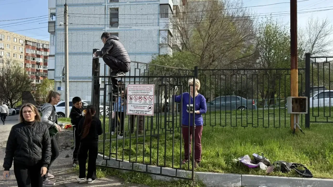 🌿ГОРОДСКОЙ СУББОТНИК🌿  Сегодня в нашей школе прошел первый весенний городской субботник☀️  🌺Весна — 