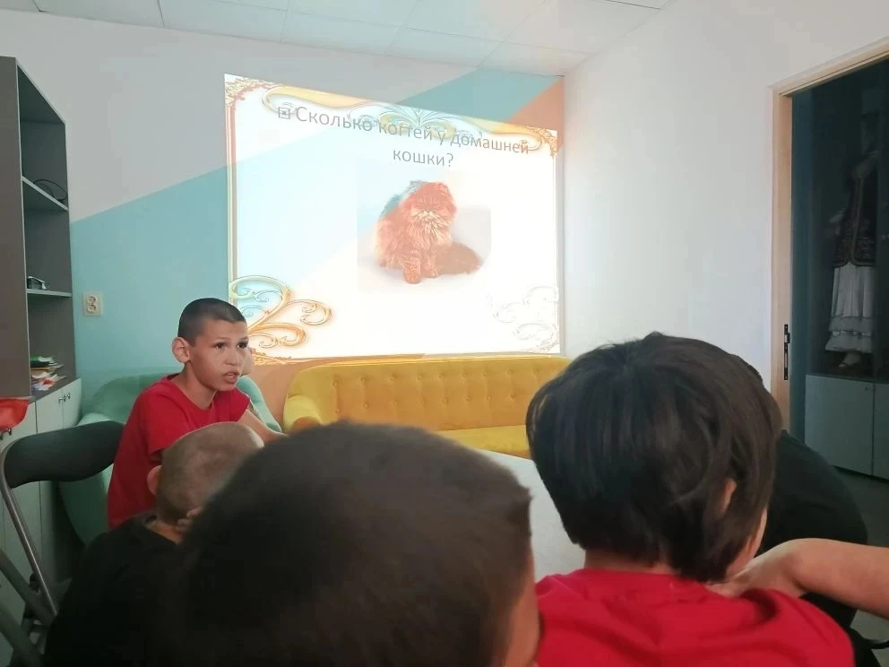 Сегодня мы бодро и динамично поиграли в интеллектуальную  игру "Что? Где? Когда? ,такие...