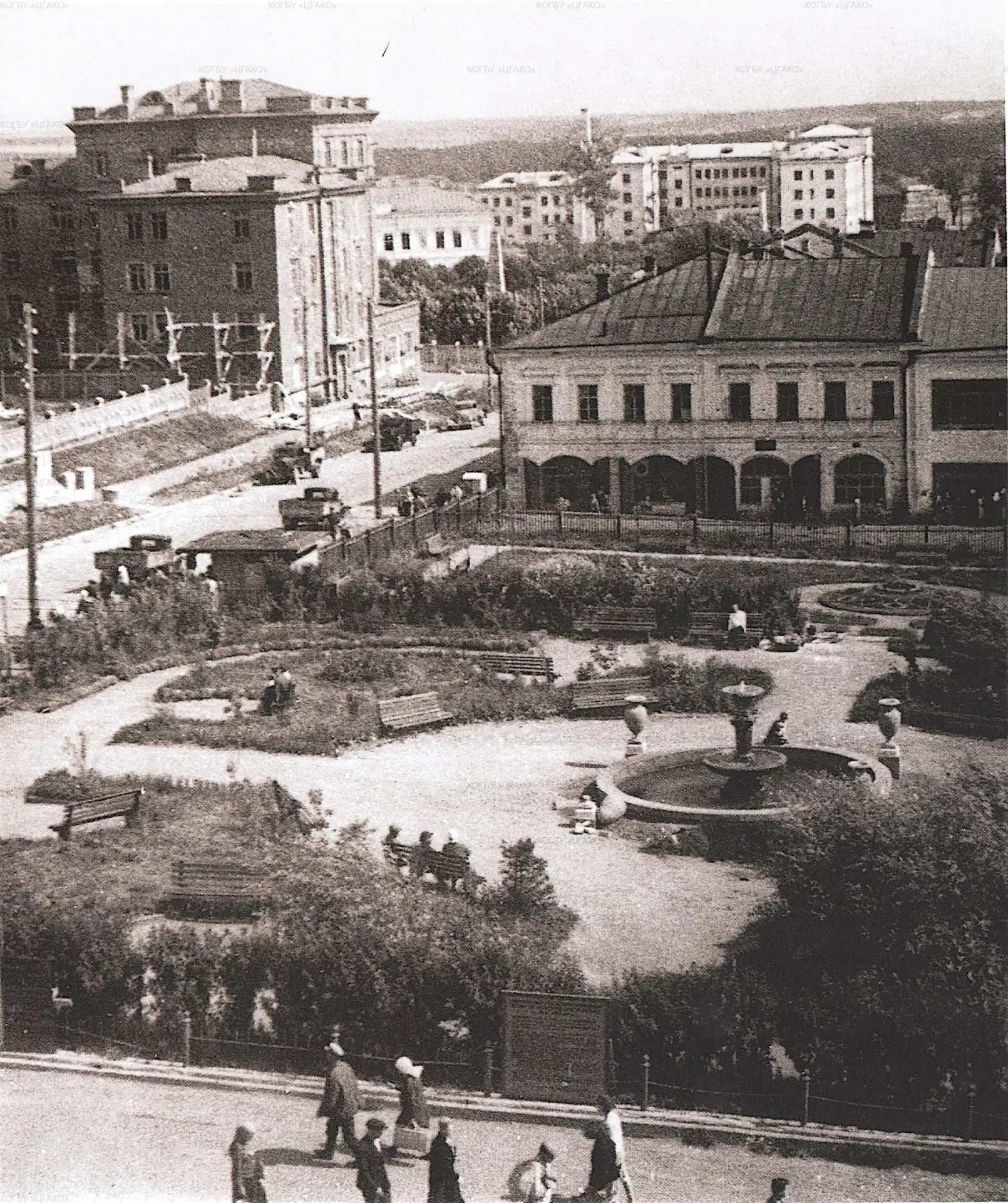 Вид сквера на углу ул. Коммуны (ныне - ул. Московская) и ул. Ленина. 1940 г. Автор фото...
