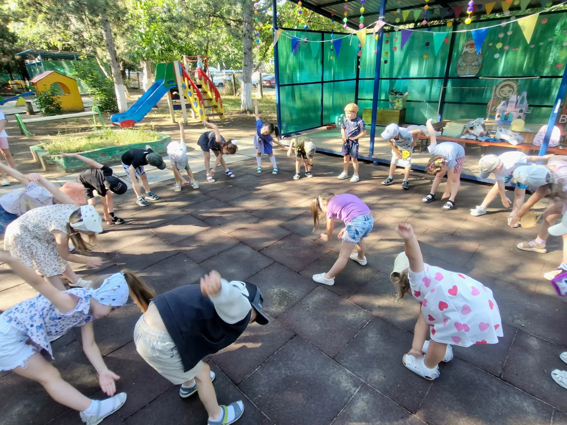 Утро начинается с бодрости! ☀️🤸‍♂️

Каждое утро в детском саду начинается с энергичной зарядки! 

П