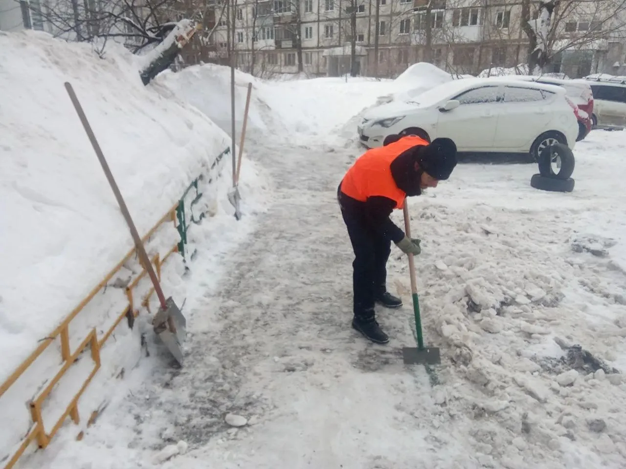 Продолжаем работать в усиленном режиме. Ежедневно очищаем придомовые территории от снега, чтобы обес