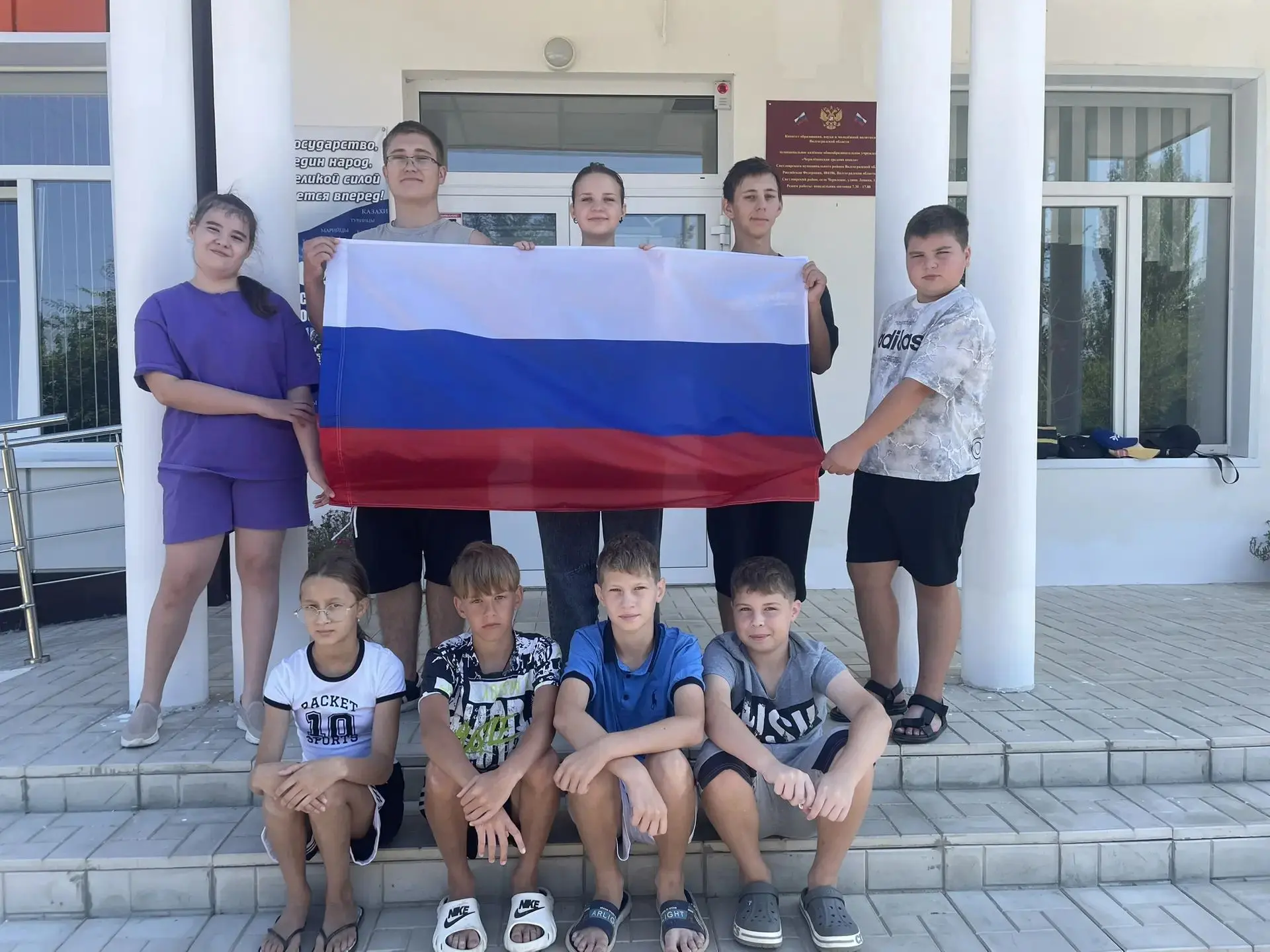🇷🇺«Триколор объединяет»: как юнармейцы отряда «Степные орлы» отметили День Государств...