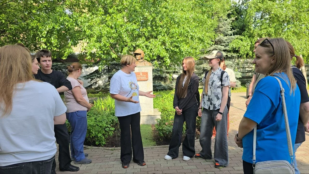 Доброе дело памяти Героя: ученики и педагоги ухаживали за памятником    🗓 20 мая учащиеся нашей школ