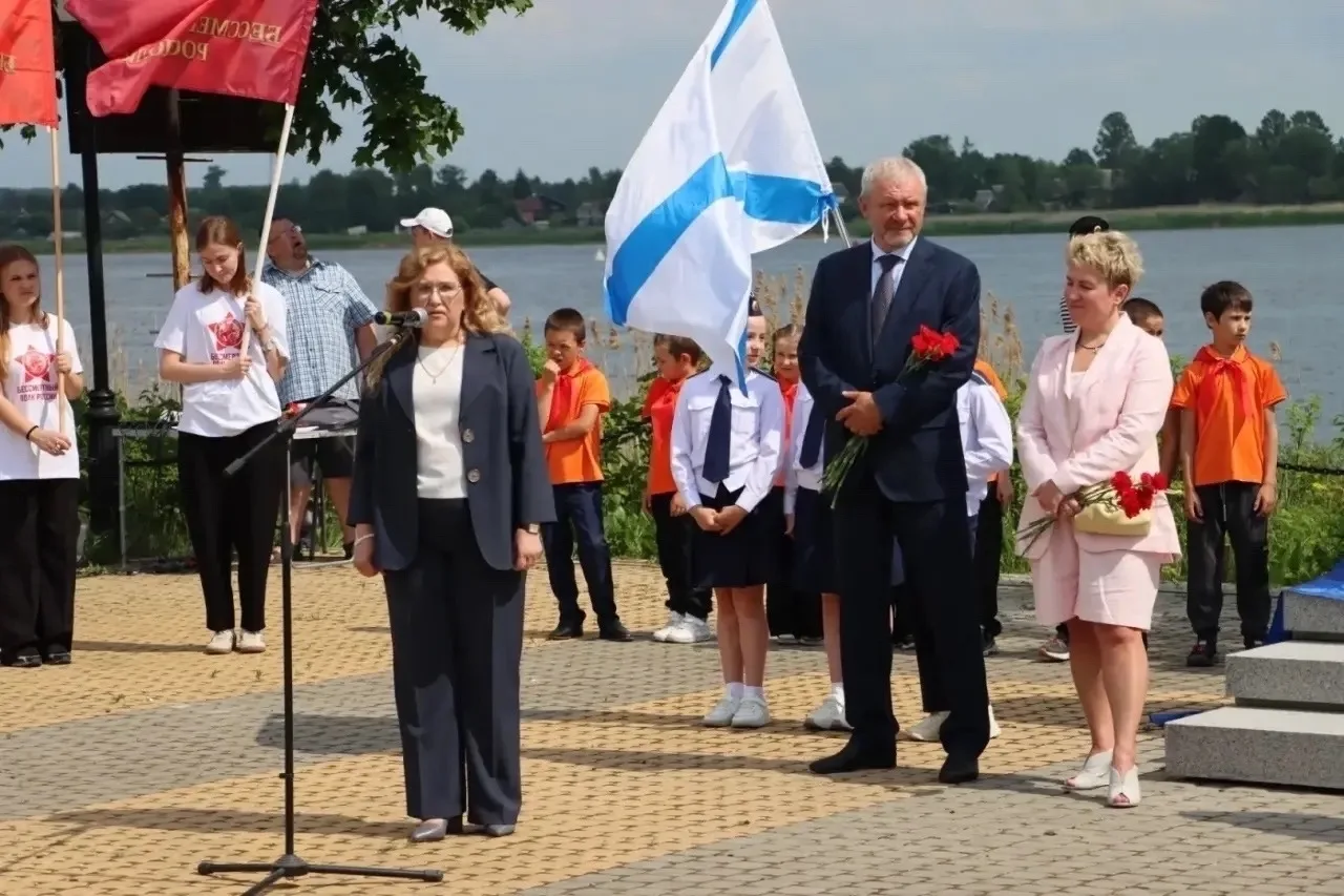 В Новой Ладоге открыли памятник легендарному командующему Ладожской флотилией

В День России в Новой