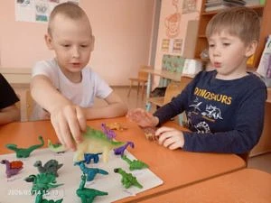 Сегодня ребята из группы «Алёнушка» отправились в путешествие по миру динозавров! 🦕
