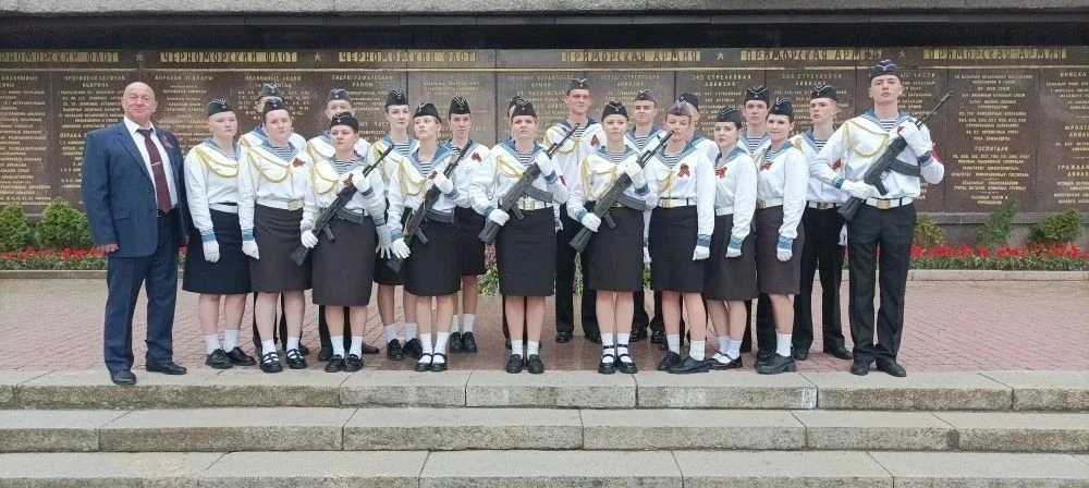 🇷🇺С 7 по 10 мая ученики школы несли Почётную вахту на Посту №1.  Такая честь стоять н...