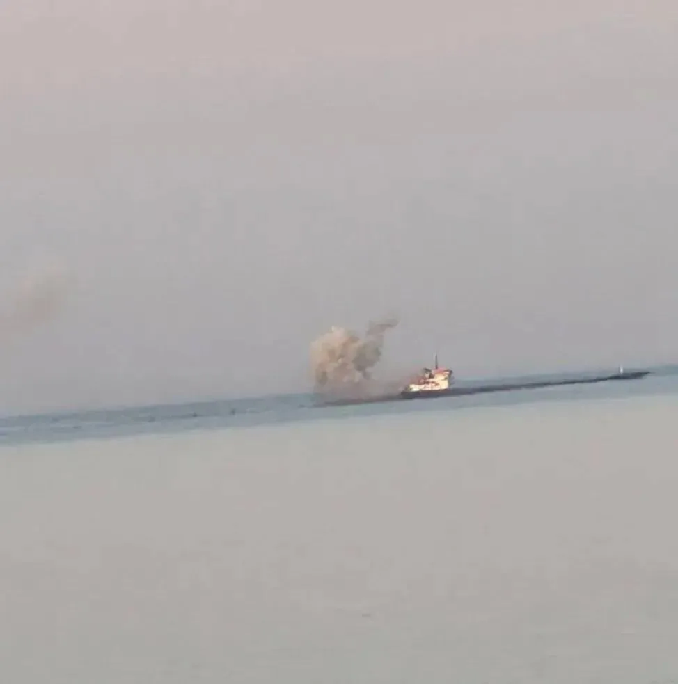 ⚡️ВС РФ поразили в акватории Черного моря южнее и восточнее Одессы два сухогруза, котор...