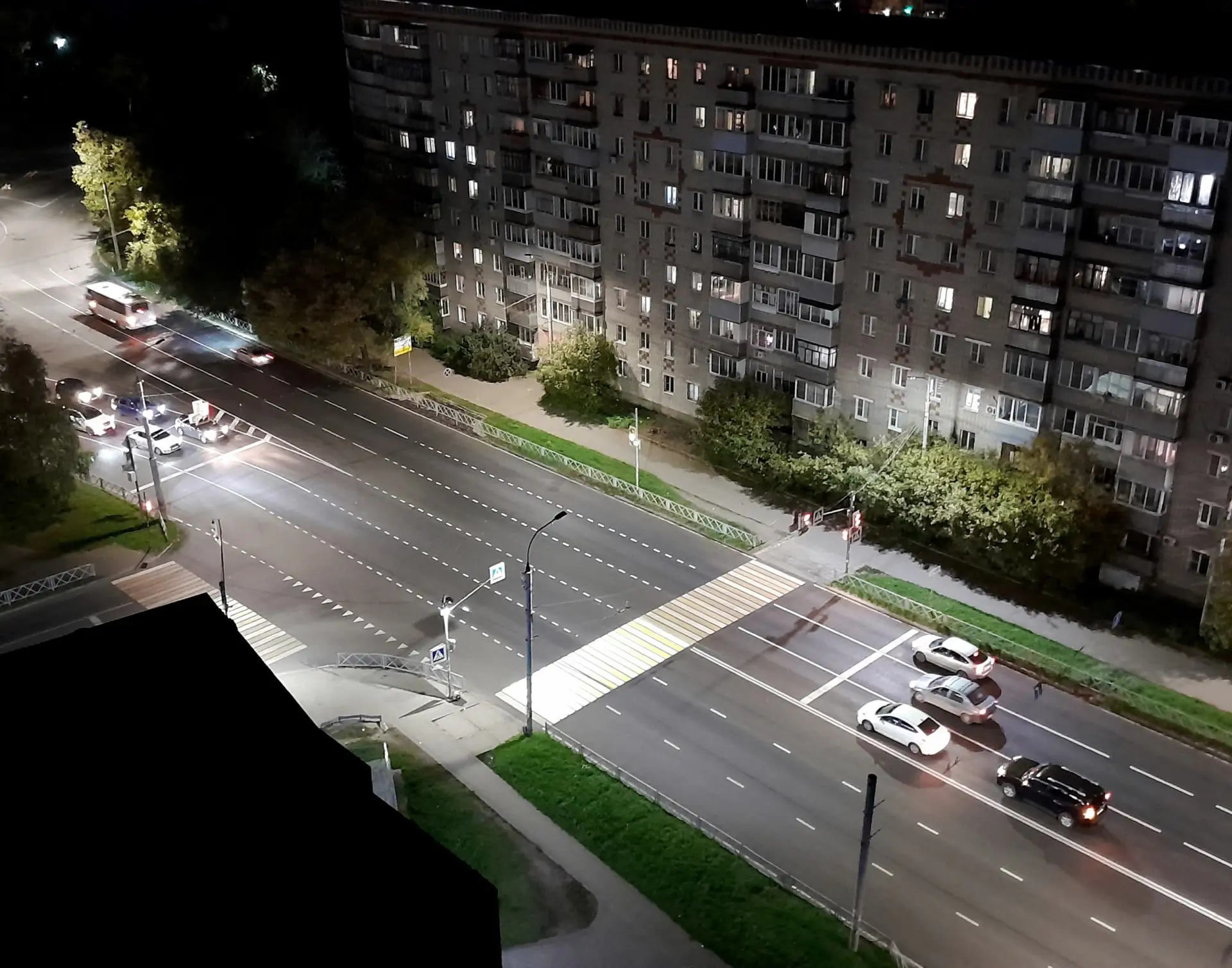 На улице Плеханова проекционные пешеходные переходы доплыли до экватора дороги.