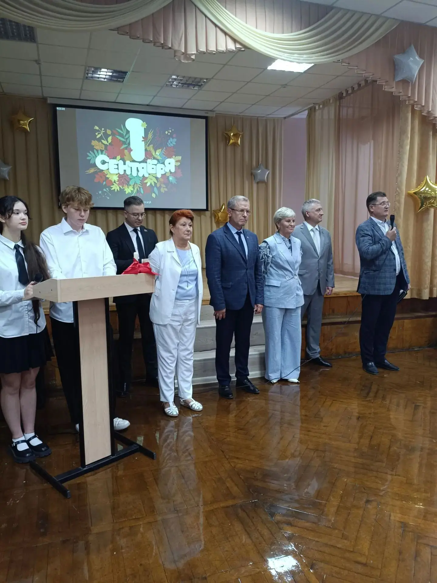 1 сентября в первом корпусе   нашей школы прошли 2 торжественные линейки, посвященные  ...