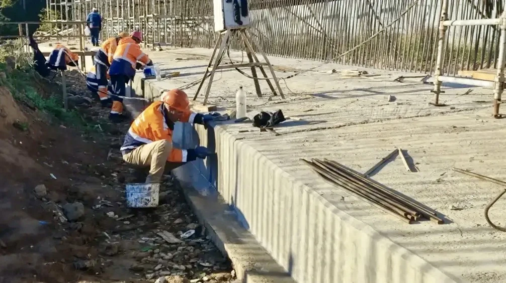 В Ленинском округе на дороге от КП "Коробово" до въезда в ЖК "Горки Парк" начали армиро...