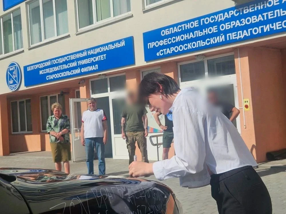 В продолжении сюжета несколько фото, на которых наши студентки и педагоги оставляют памятные надписи