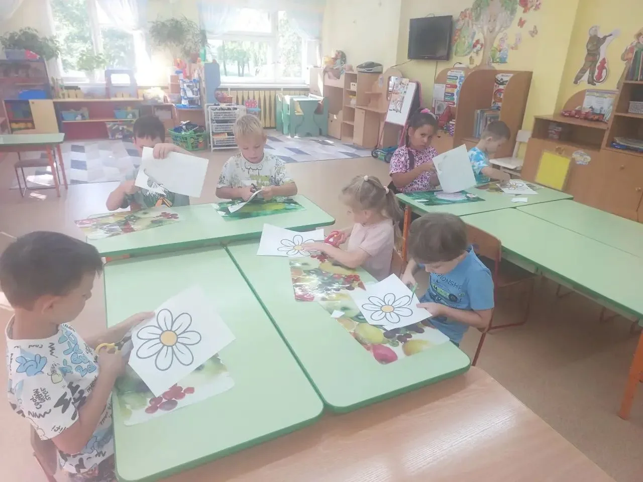 Сегодня в нашем детском саду прошёл тёплый и душевный праздник. 

С ребятами провели беседы о семейн