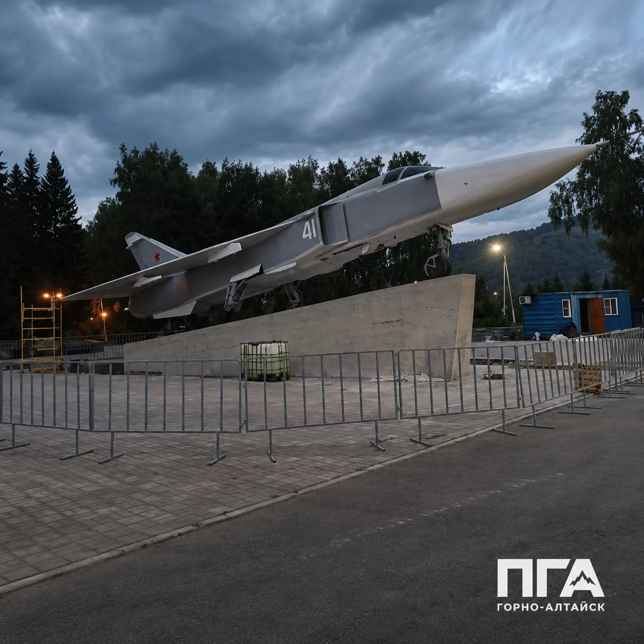 ✈️ САМОЛЁТ ВМЕСТО ФОНТАНА: В ГОРНО-АЛТАЙСКЕ СПОРЯТ ИЗ-ЗА СУ-24 В ПАРКЕ ПОБЕДЫ
