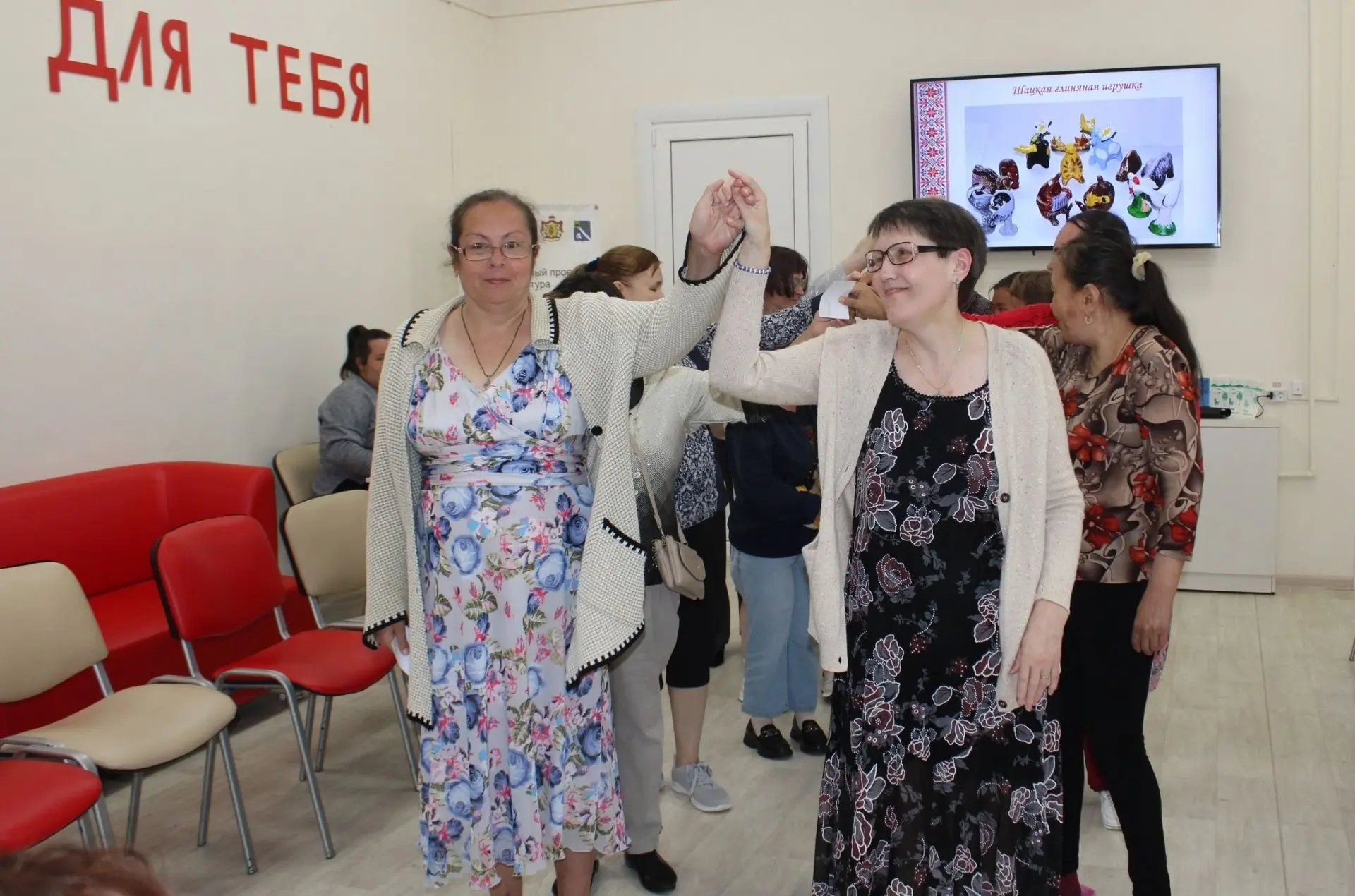 18 июня в Елатомской поселковой библиотеке для жителей нашего социального дома состоялся час знакомс