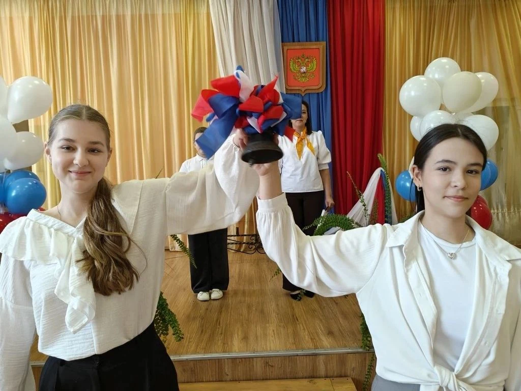 ТОРЖЕСТВЕННАЯ ЛИНЕЙКА, ПОСВЯЩЕННАЯ ПОСЛЕДНЕМУ ЗВОНКУ В 9-Х КЛАССАХ27 мая для 96 выпускн...