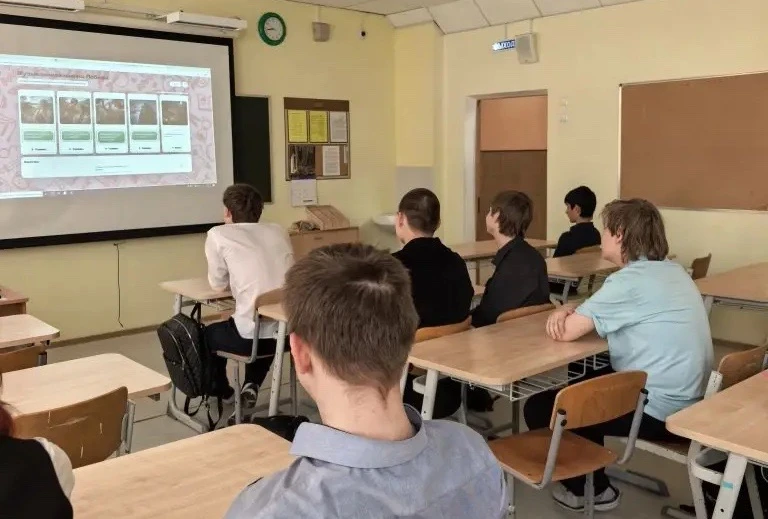 Доброе утро! Сегодня, как всегда, начали неделю с торжественной линейки. Поднятие флага, гимн — это 