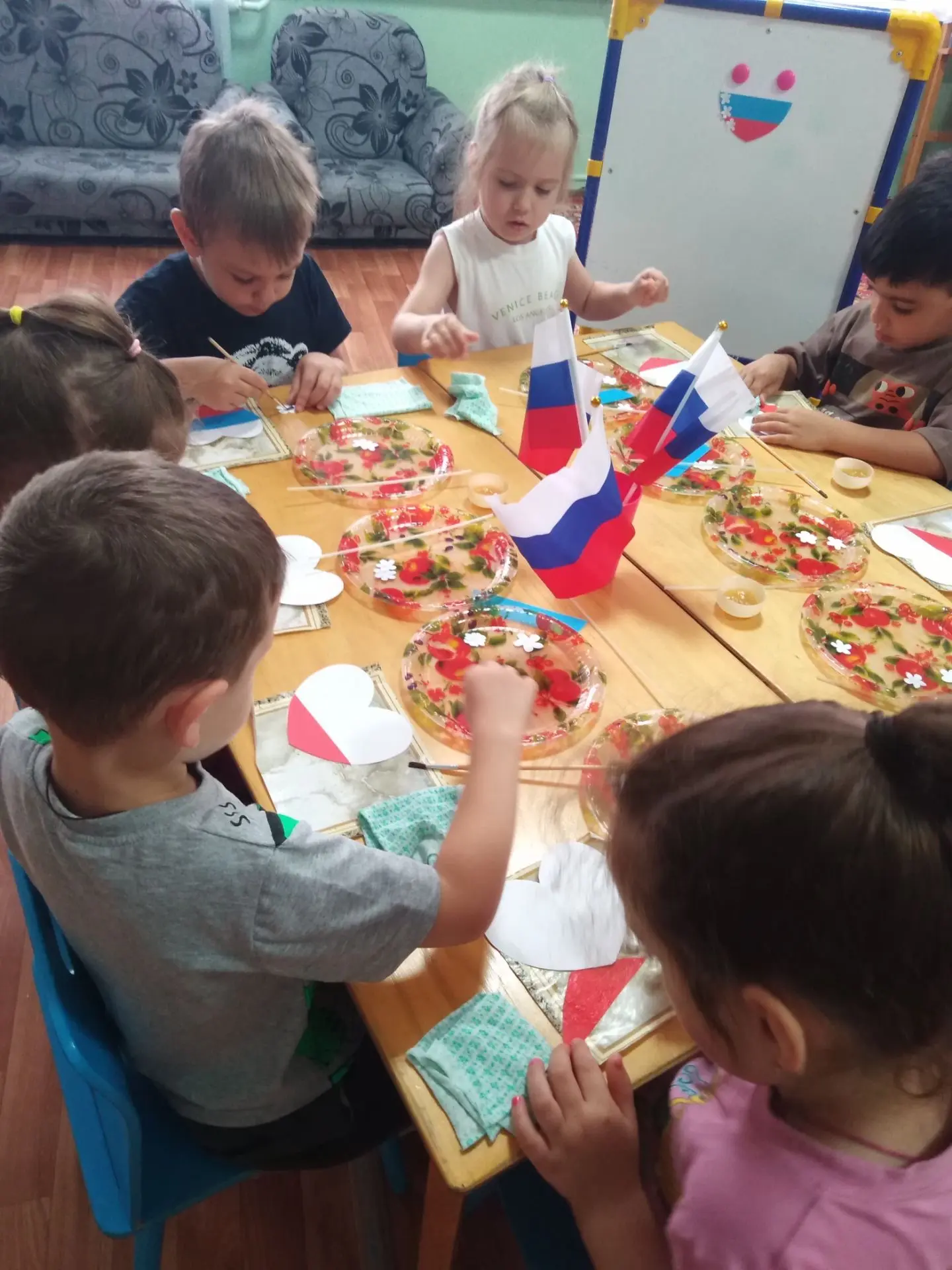 Средняя группа "Пчелки". Тематический день " 22 августа - День Российского флага".