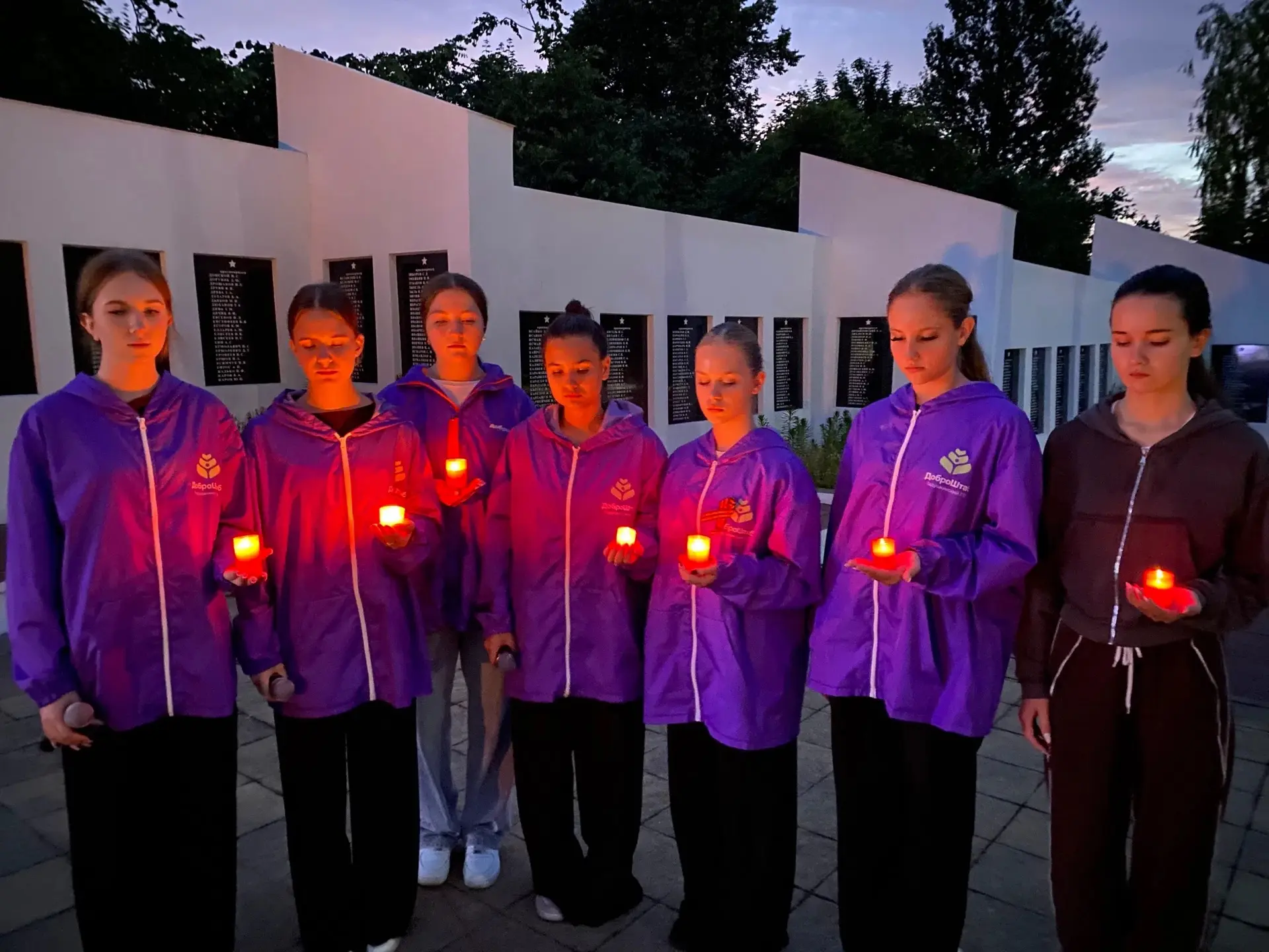 🎖️ Наша школа — в акции «Свеча памяти»!

🙏Мероприятие состоялось у Мемориала павшим воинам в годы 