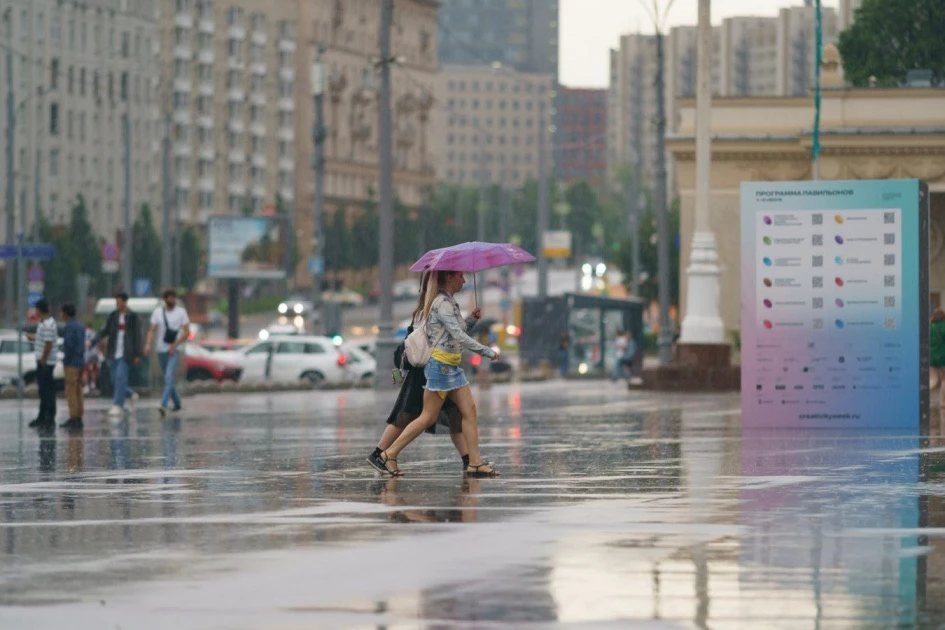 ☔️ Тропики в Москве: сегодня город накроет ливнями, грозами и градом. Но остыть не получится: воздух