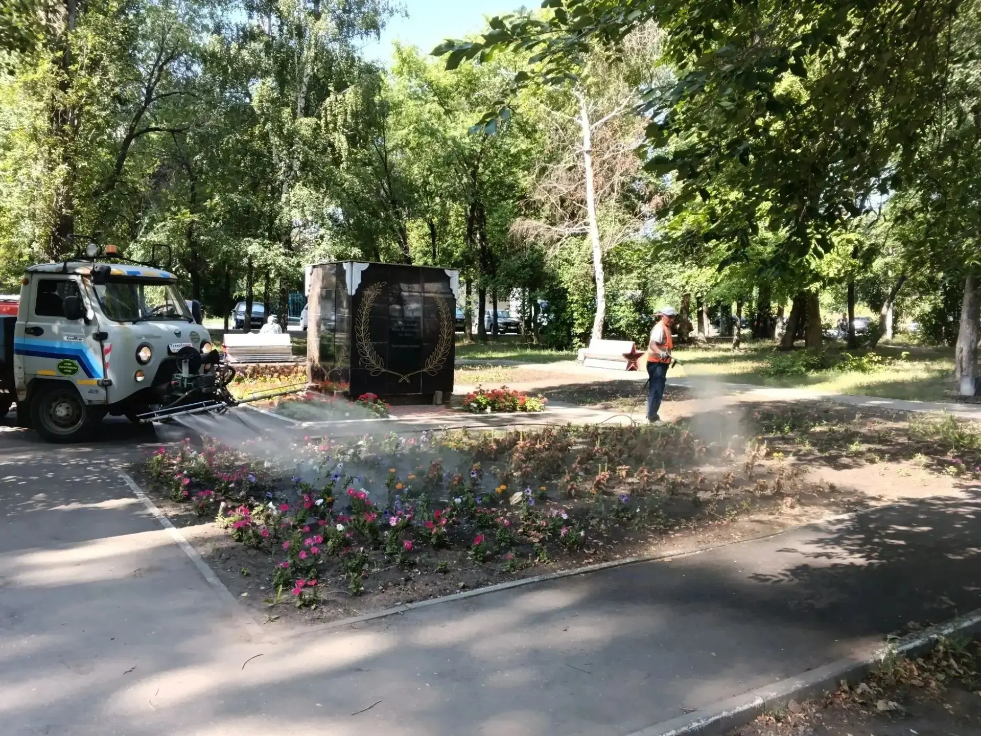 ☀️ Продолжаются работы по уходу за зелеными насаждениями

💦 Коммунальной службой района осуществляе