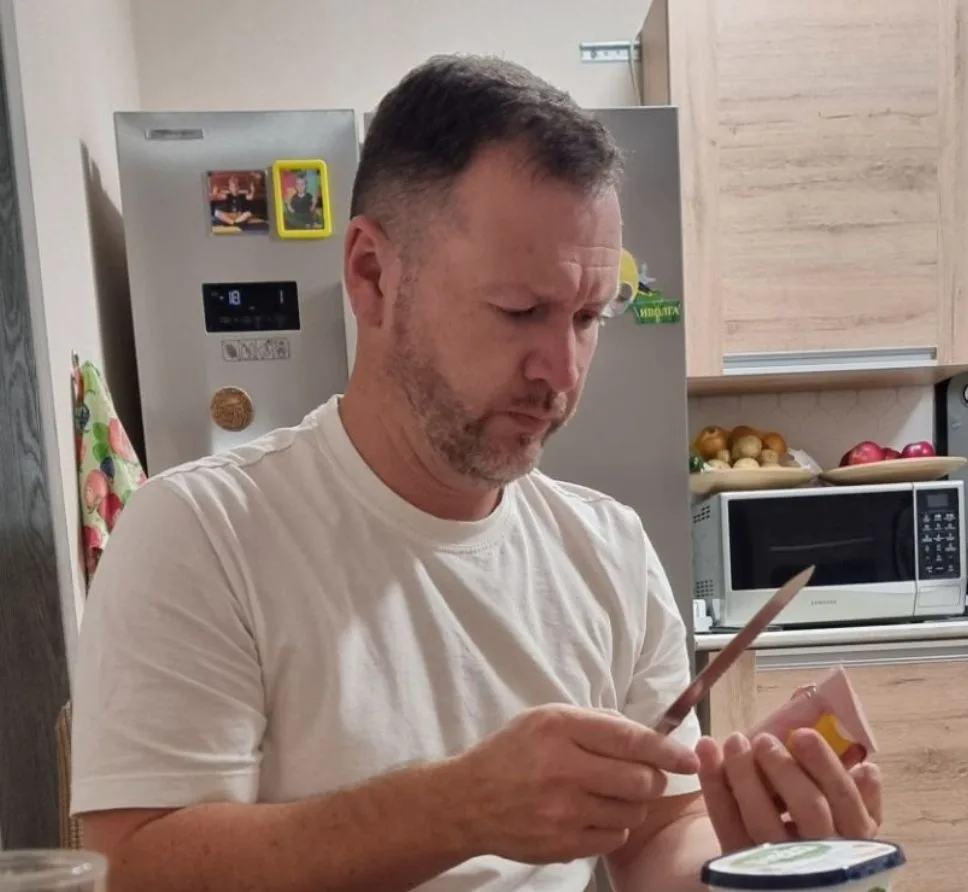 Как сосредоточенно он делает себе бутеры на работу😅😅😅