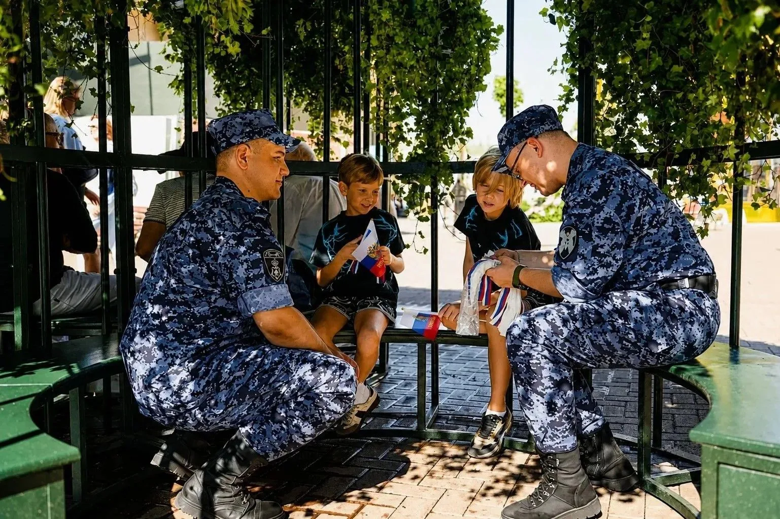 🇷🇺 Московские росгвардейцы приняли участие в акции «Российский триколор» 

🛡️ Сотрудники вневедом