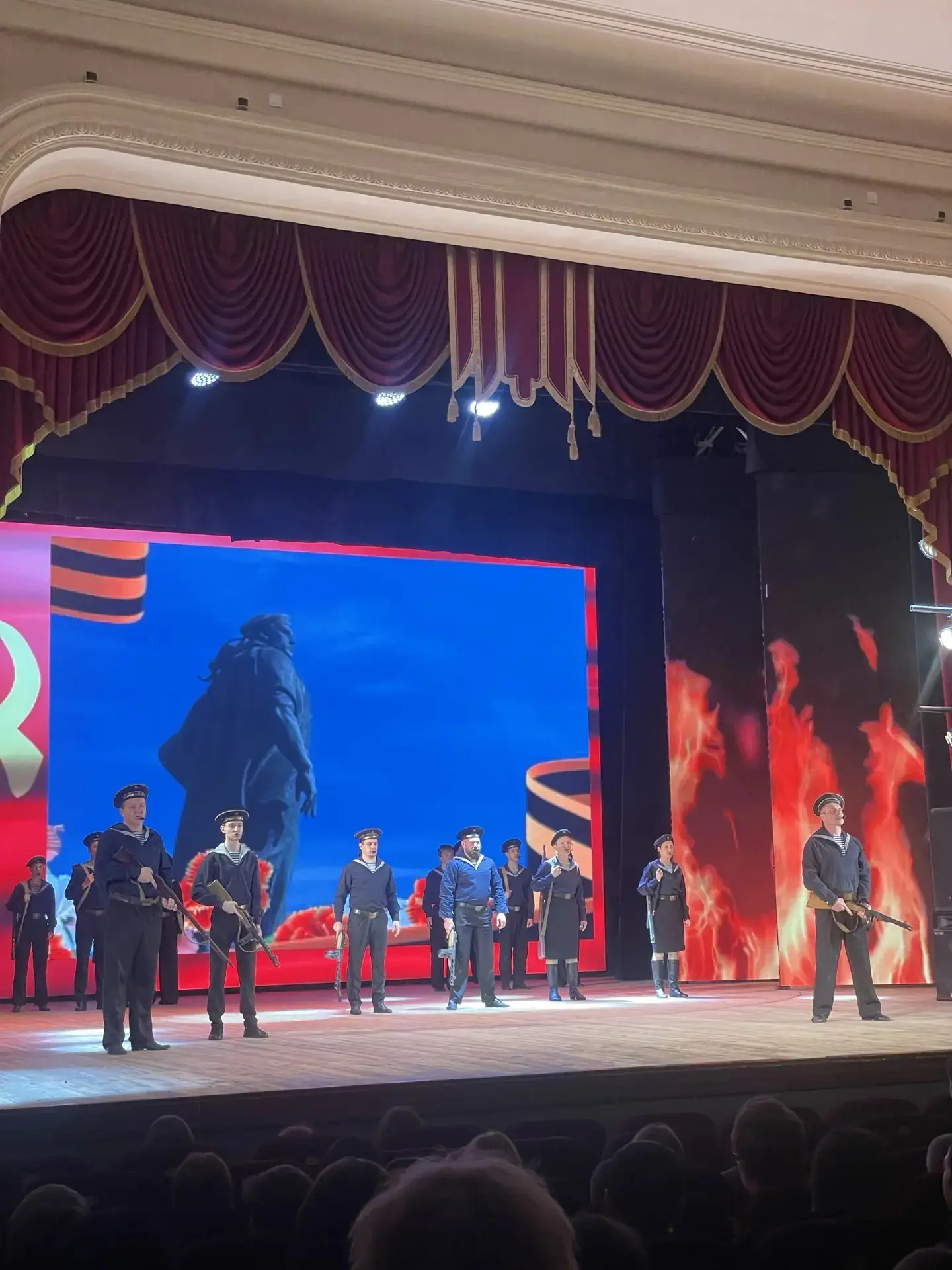 🎭 Память не гаснет, пока звучат стихи  В рамках программы «Пушкинская карта» учащиеся нашей школы по