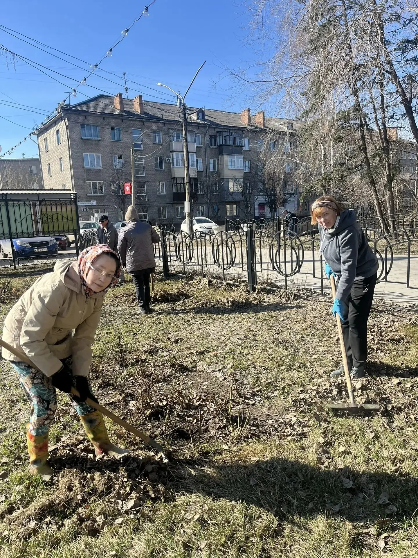📣В Бийске стартовали весенние субботники  Одними из первых на уборку прилегающих территорий вышли ве