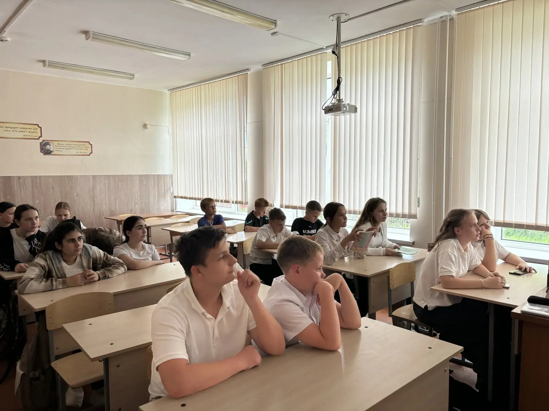 Урок мужества в 6 «Е».  40 минут, которые пролетели на одном дыхании 🕊️⭐️  Сегодня у нас прошёл особ