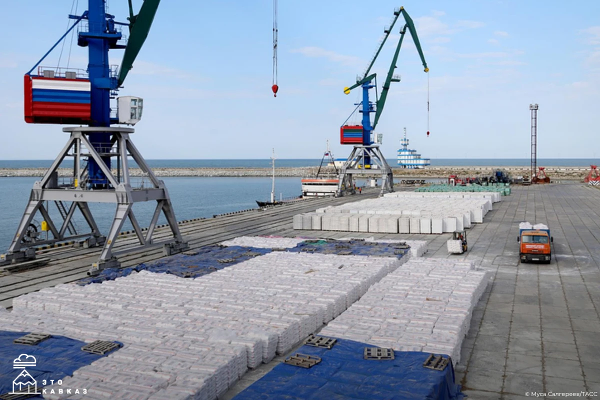 За восемь месяцев 2026 года Махачкалинский морской торговый порт перевалил более 2,9 мл...