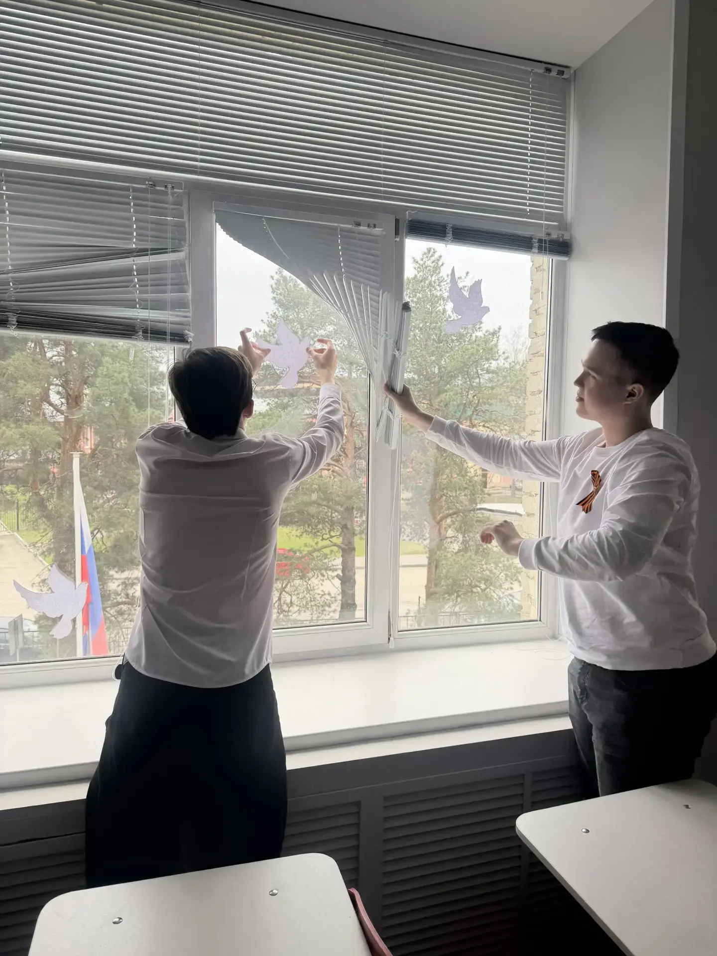 🎗️ Окна Победы: наша память — в каждой детали 🕊️  С 20 апреля наша школа присоединилась к Всероссийс