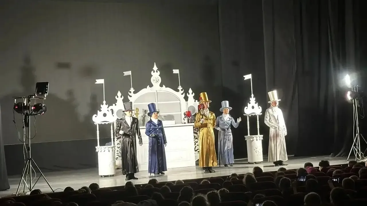 «Счастливое детство»: театр, творчество и любимые коты 🎭🐱

Сегодня дети посетили ГДК №1, где для н