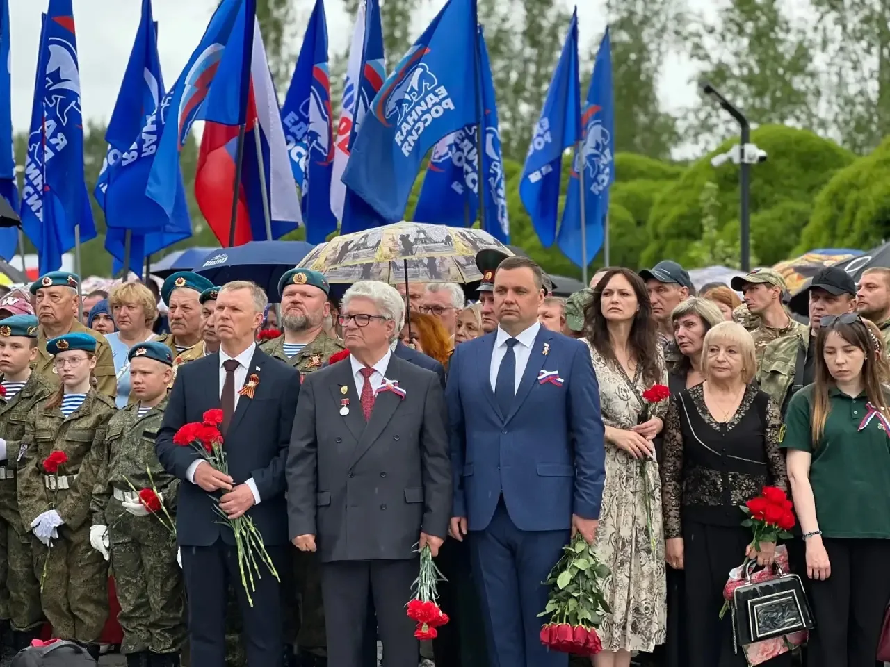 В Великих Луках открыли мемориал славы Героям специальной военной операции  В Великих Луках состояло