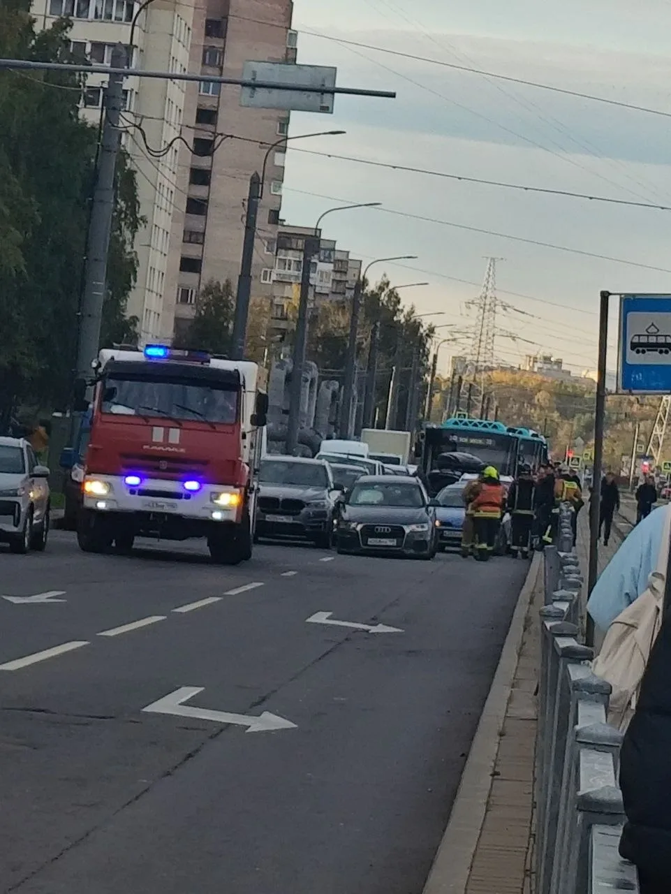 ⚠ Авария на пересечении Ленинского проспекта и улицы Десантников собрала глухую пробку