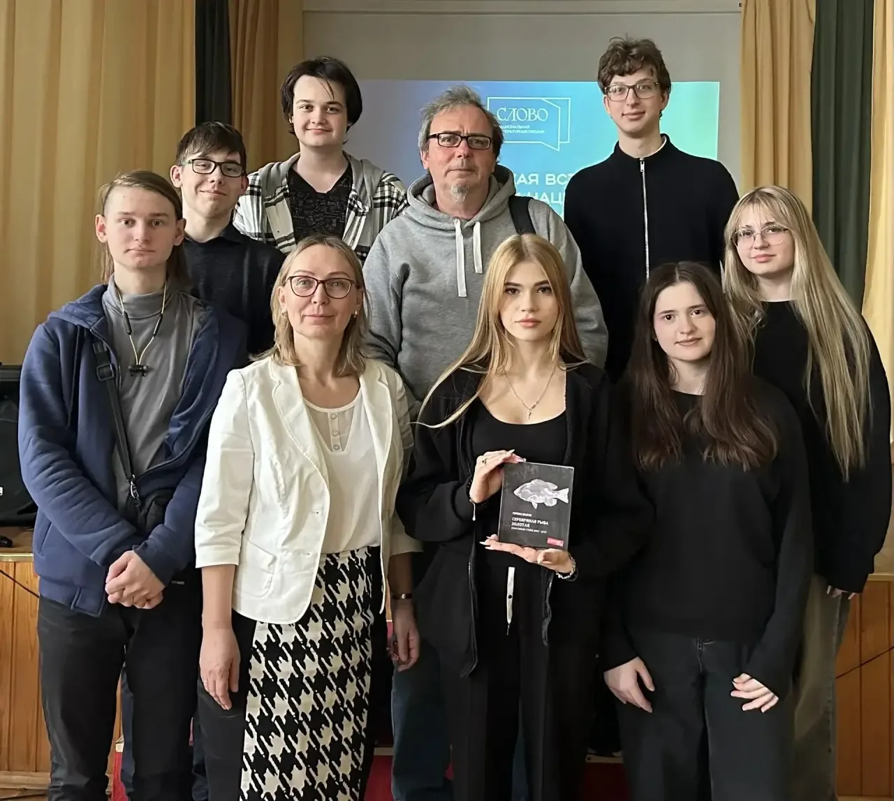 📅 Вчера, 8 апреля, в нашей школе «Содружество» прошла встреча старшеклассников с поэтом, переводчико