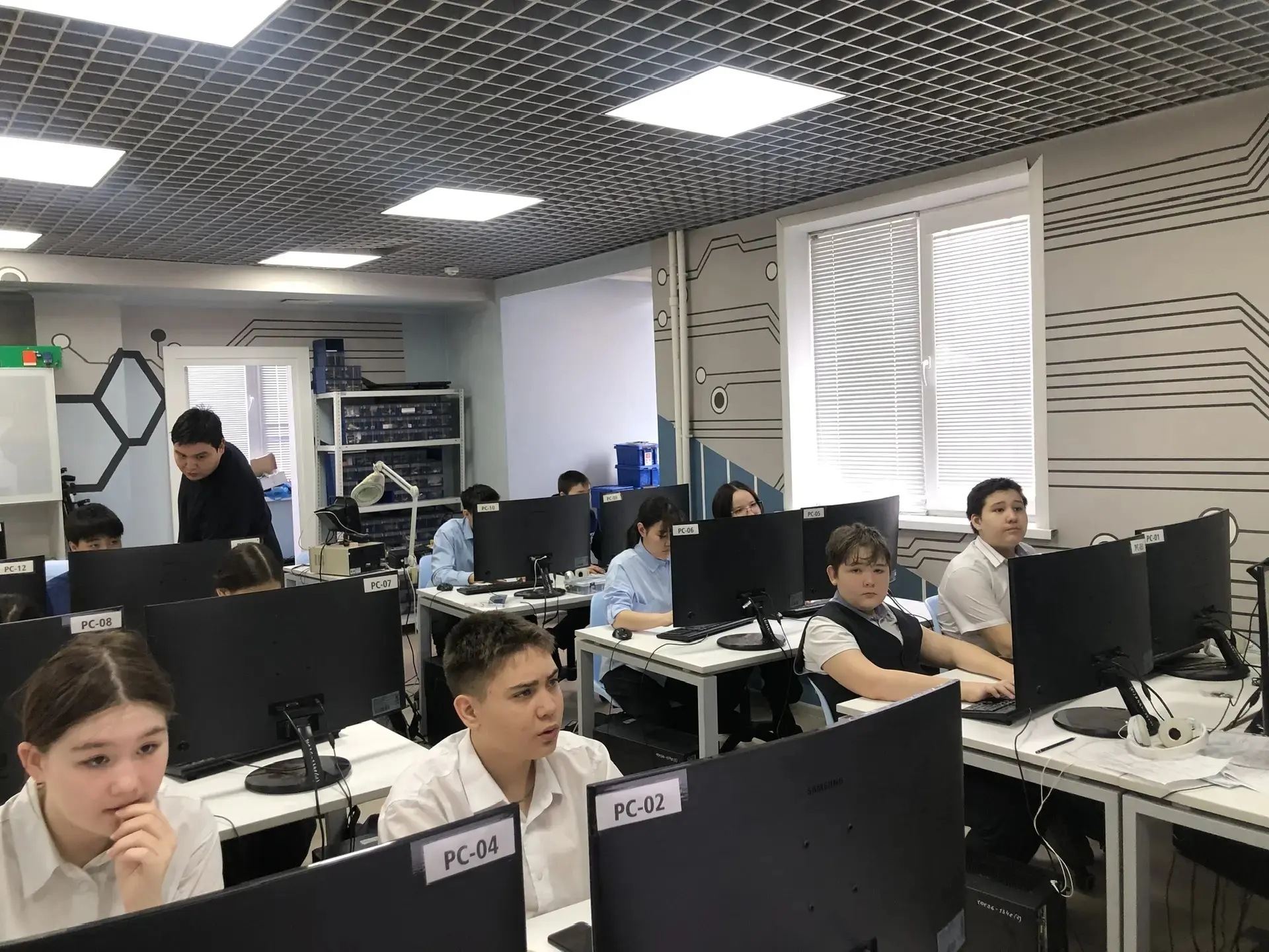 🤖 Технологии будущего: лицеисты в гостях у «Кванториума 04»  18 марта учащиеся 7 «Е» кл. вместе с кл