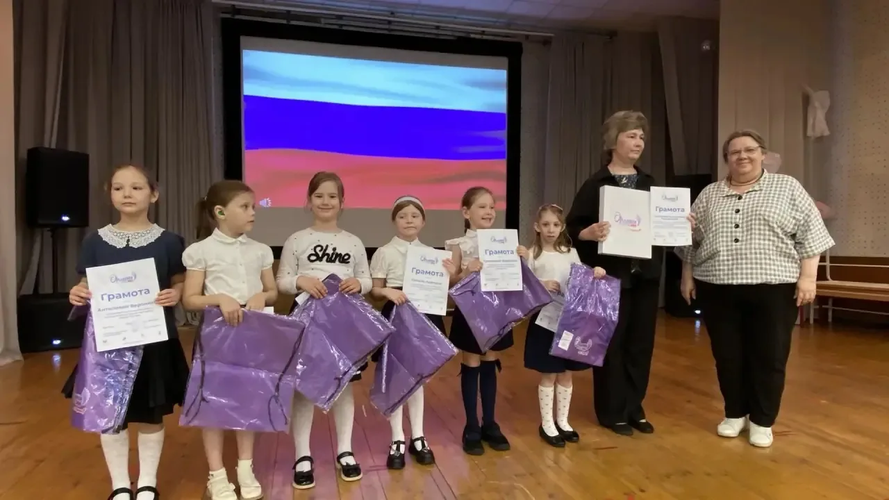 🇷🇺Новая неделя - старые добрые традиции: торжественная линейка и поднятие Государстве...