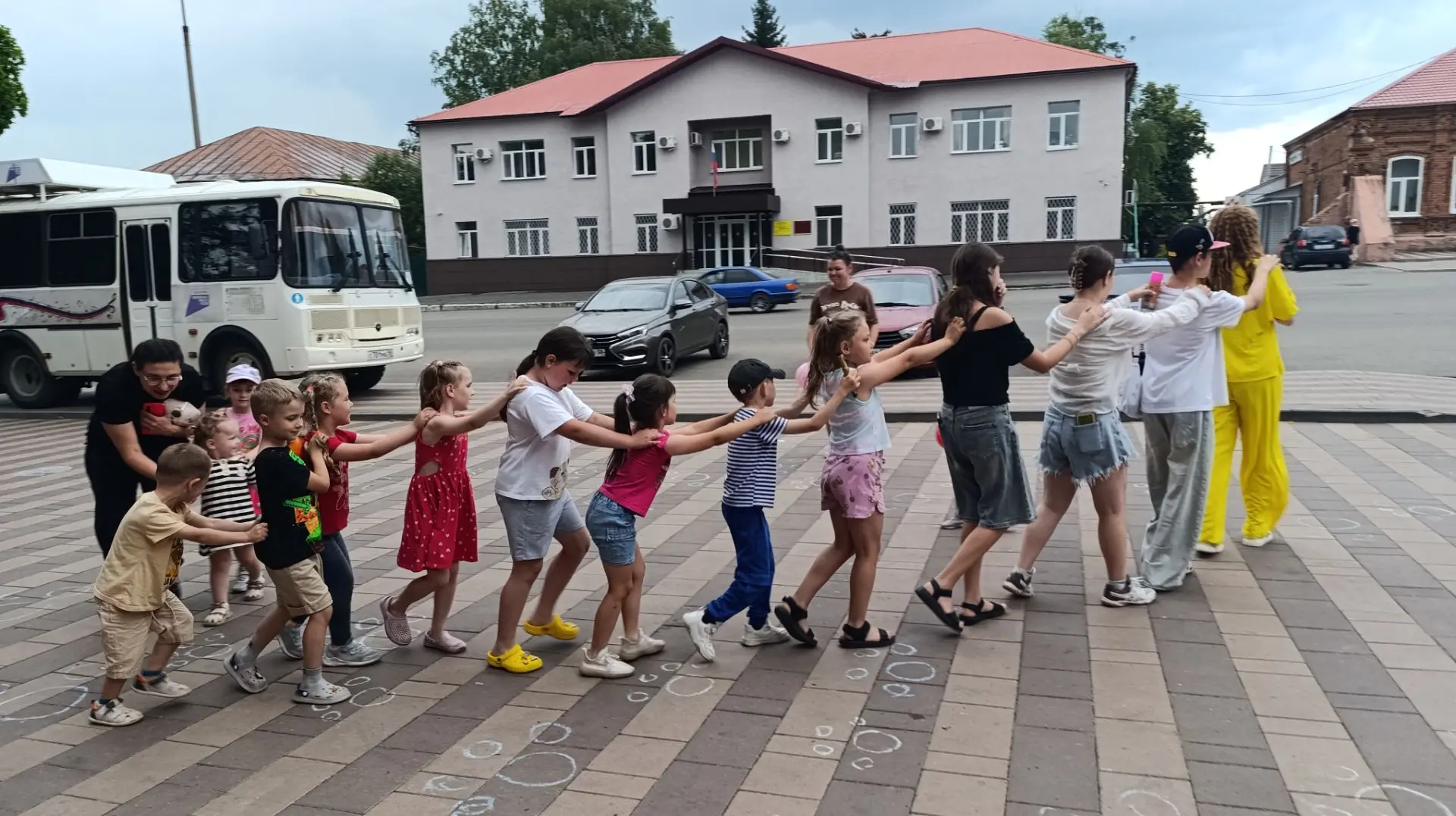 Пятница - замечательный день для всех деток нашего города. 
В доме культуры вновь провели игровую  п