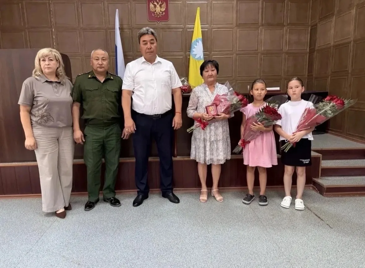 В Сарпинском районе семьям погибших героев специальной военной операции передали госуда...