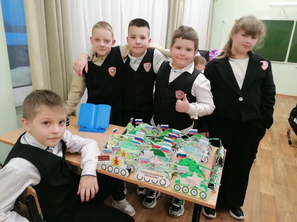 🌟 Дорогие наши папы и дедушки, от всего сердца поздравляем Вас с 23 февраля!   Вы — наша надёжная оп