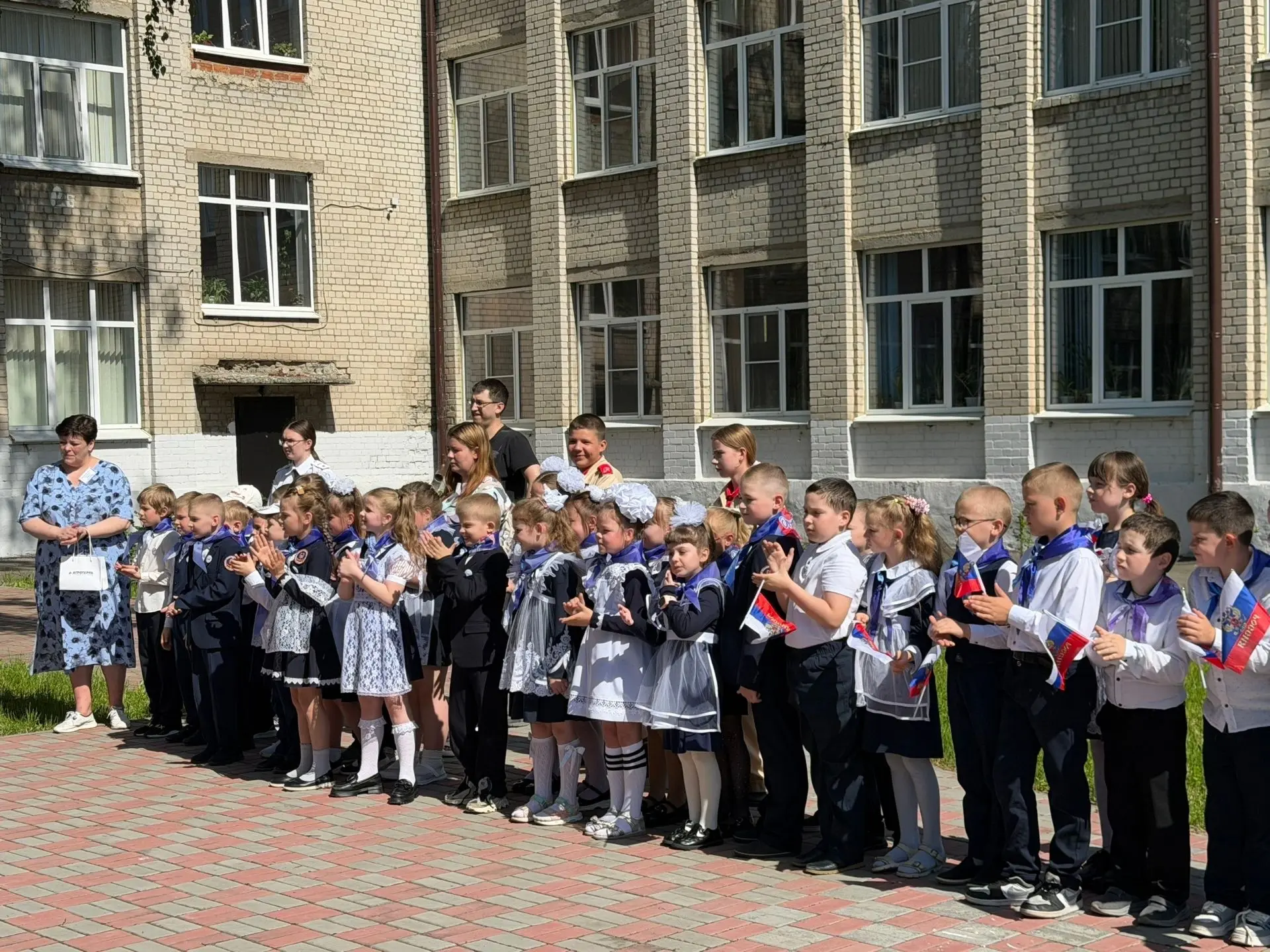 Во дворе школы № 43 прошёл яркий праздник «Орлята. Тимуровцы. Первые»  Торжество началось с посвящен