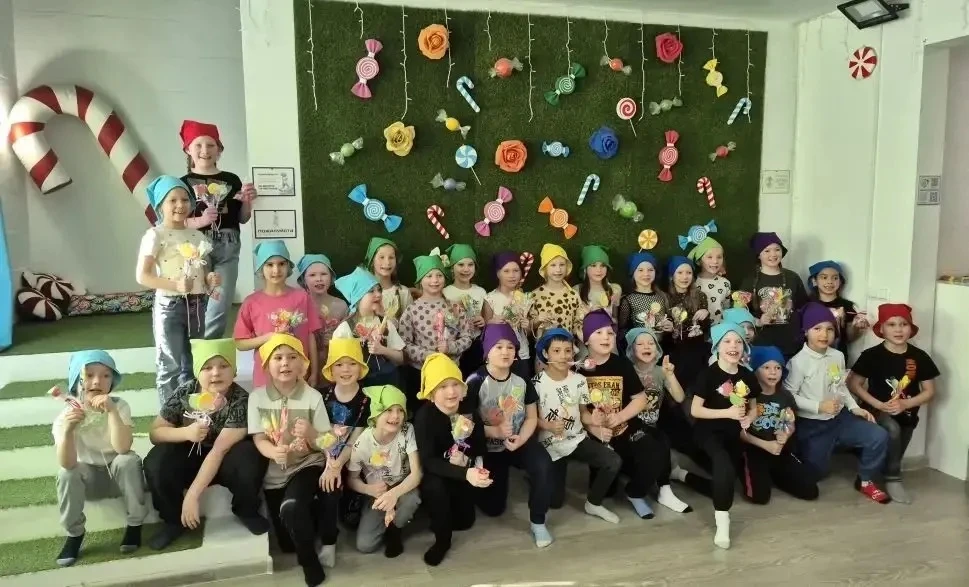 🍭 Сладкий день у первоклассников   Ученики 1В и 1Г классов побывали в карамельном доме и примерили р